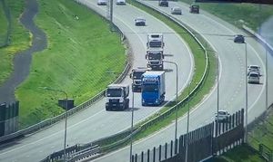 widok drogi i pojazdów z drona