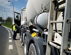 policyjna kontrola ciężarówek i busów
