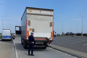 policyjna kontrola ciężarówek i busów