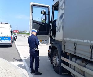 policyjna kontrola ciężarówek i busów