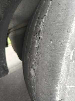 zdarty bieżnik opony w pojeździe