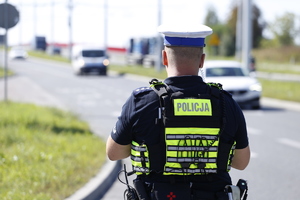 policjant podczas służby na drodze
