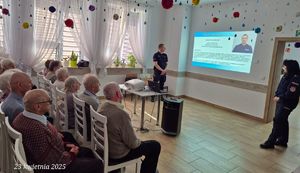 policjanci i uczestnicy debaty