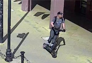 mężczyzna jadący na hulajnodze