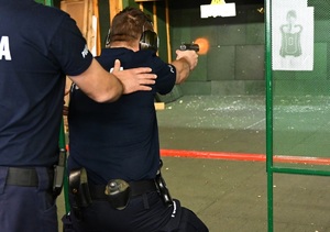 policjanci podczas zajęć z wyszkolenia strzeleckiego