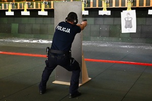 policjant podczas zajęć z wyszkolenia strzeleckiego