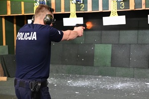 policjant podczas zajęć z wyszkolenia strzeleckiego