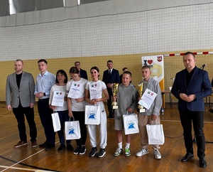 Jedna ze zwycięskich drużyn z opiekunami i organizatorami
