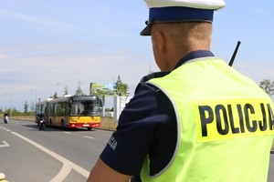 policjant drogówki podczas patrolu