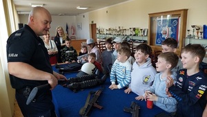 policjant z grupą dzieci podczas spotkania profilaktycznego