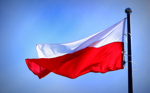 Flaga Polski powiewająca na wietrze.