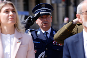 Zastępca Komendanta Wojewódzkiego Policji w Lublinie inspektor Andrzej Mioduna oddaje honor.