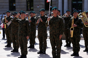 Orkiestra wojskowa gra na instrumentach.