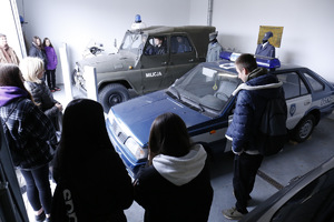 policyjny polonez i zwiedzający dzieci