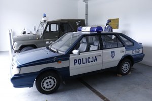 stare pojazdy służbowe policji w garażu