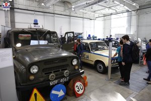 policyjne pojazdy na targach