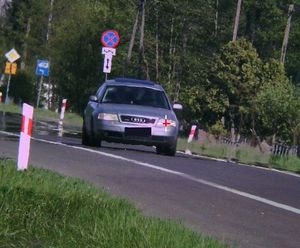 samochód osobowy jadący jezdnią