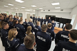 policjanci ustawieni w szeregach oraz kadra dydaktyczna Ośrodka Szkolenia Policji w Lublinie podczas rozpoczęcia szkolenia podoficerskiego