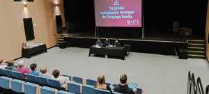 sala kinowa na pierwszym planie ekran z prezentacją