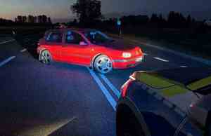 pojazd na środku drogi