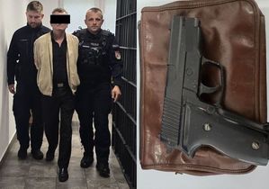 kolaż zdjęć. Zatrzymany mężczyzna prowadzony przez policjantów. Zabezpieczona atrapa broni