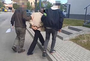 policjanci prowadzą zatrzymanego do prokuratury