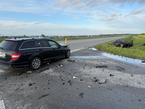 zderzenie pojazdów, z których jeden wylądował w rowie