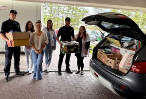 policjanci i pracownicy szpitala i szkoły na parkingu