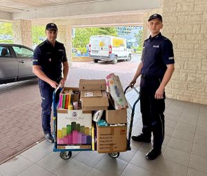 policjanci z wózkiem i z zebranymi darami w szpitalu