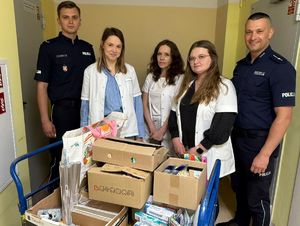 przekazanie artykułów przez policjantów do szpitala