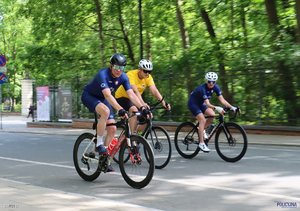 nadinsp. Roman Kuster I ZASTĘPCA KOMENDANTA GŁÓWNEGO POLICJI jedzie rowerem z dwoma innymi policjantami