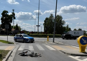 uszkodzony rower w rejonie przejścia dla pieszych