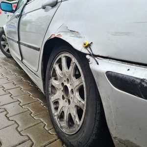 zderzak niesprawnego BMW