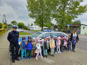 policjantka podczas spotkania z dziećmi