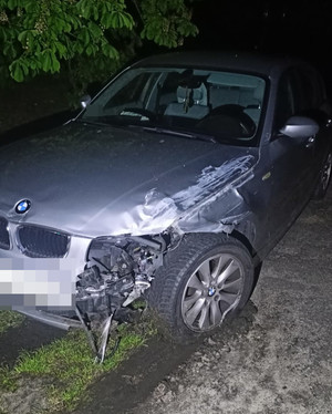 bmw z uszkodzeniami przód pojazdu