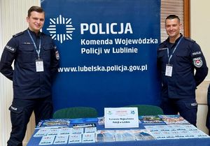 policjanci na policyjnym stoisku