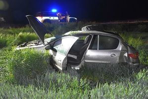 rozbity samochód stojący w rowie