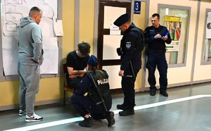 Komendant Wojewódzki Policji w Lublinie młodszy inspektor Tomasz Gil, kadra szkoleniowa Ośrodka szkolenia policji w Lublinie i słuchacze podczas zajęć na sali symulacji