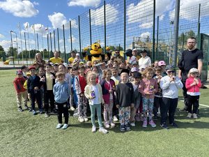 zdjęcie grupowe dzieci z przedszkola, nauczycieli policjantki i maskotki