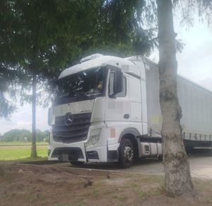 pojazd ciężarowy na parkingu