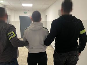 kryminalni prowadzą zatrzymanego 16-latka