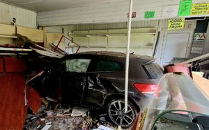 pojazd po wjechaniu do budynku sklepu