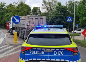 radiowóz policyjny na miejscu wypadku z udziałem ciężarowego Renaulta