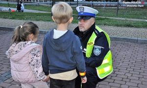 policjant rozmawia z dziećmi na ulicy