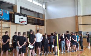 kandydaci do Policji na sali treningowej