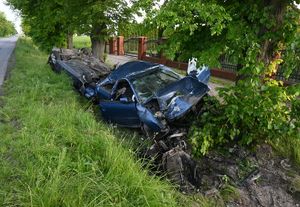 Dwa rozbite samochody w rowie