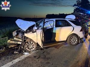 rozbity samochód po wypadku