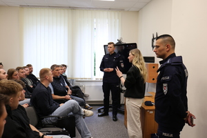 policjanci podczas spotkania ze słuchaczami