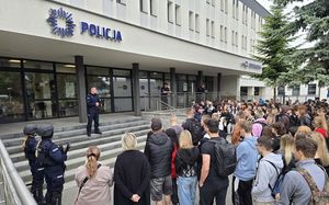 młodzież w komendzie w czasie dnia otwartej jednostki