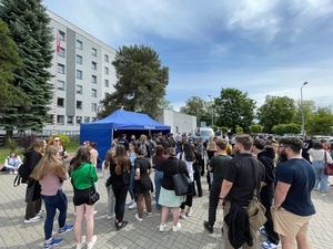 grupa młodzieży podczas dni otwartych Komendy Miejskiej Policji w Lublinie